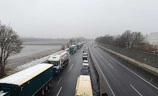 Auf der der A30 zwischen Bruchmühlen und Bünde staut sich der Verkehr. - Sven Hauhart Auf der der A30 zwischen Bruchmühlen und Bünde staut sich der Verkehr. - Sven Hauhart