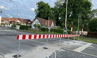 Der Bahnübergang an der Husarenstraße wird voraussichtlich bis 2030 gesperrt bleiben. Eine Zwischenlösung will die Bahn aber noch prüfen. - Rajkumar Mukherjee Der Bahnübergang an der Husarenstraße wird voraussichtlich bis 2030 gesperrt bleiben. Eine Zwischenlösung will die Bahn aber noch prüfen. - Rajkumar Mukherjee