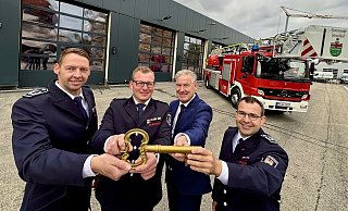 Wehrleitung und Bürgermeister: Maximilian Rempe, Sebastian Lienen, Michael Berens und Patrick Falkenrich haben den symbolischen Schlüssel zum neuen Hövelhofer Gerätehaus. Es kommt allen Bürgerinnen und Bürgern zugute, denn die Freiwillige Feuerwehr der Sennegemeinde sorgt nun von hier aus für Sicherheit. - Jens Reddeker Wehrleitung und Bürgermeister: Maximilian Rempe, Sebastian Lienen, Michael Berens und Patrick Falkenrich haben den symbolischen Schlüssel zum neuen Hövelhofer Gerätehaus. Es kommt allen Bürgerinnen und Bürgern zugute, denn die Freiwillige Feuerwehr der Sennegemeinde sorgt nun von hier aus für Sicherheit. - Jens Reddeker