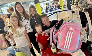Isabell Dettmer und André Labocha sind mit den Kindern Moritz, Lara und Mila aus Niedersachsen zum Paderborner Flughafen gekommen. - Jens Reddeker Isabell Dettmer und André Labocha sind mit den Kindern Moritz, Lara und Mila aus Niedersachsen zum Paderborner Flughafen gekommen. - Jens Reddeker