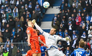 Felix Platte von Paderborn (l) wird von Dominik Reimann, Torwart von Magdeburg gefoult. Den fälligen Elfmeter nutzt der SCP zum 1:1. - Christophe Gateau/dpa Felix Platte von Paderborn (l) wird von Dominik Reimann, Torwart von Magdeburg gefoult. Den fälligen Elfmeter nutzt der SCP zum 1:1. - Christophe Gateau/dpa