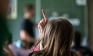 Die Stadt will insgesamt noch etwa drei bis sechs zusätzliche Klassen einrichten. Trotzdem werden längst nicht alle Kinder einen Platz an ihrer Wunschschule bekommen. - Marijan Murat/dpa Die Stadt will insgesamt noch etwa drei bis sechs zusätzliche Klassen einrichten. Trotzdem werden längst nicht alle Kinder einen Platz an ihrer Wunschschule bekommen. - Marijan Murat/dpa