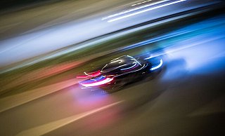 Im Rausch der Geschwindigkeit: Mit 130, statt erlaubten 50 Kilometern pro Stunde, rast ein Autofahrer 2024 durch Herford - und wird erwischt. - Frank Rumpenhorst/dpa Im Rausch der Geschwindigkeit: Mit 130, statt erlaubten 50 Kilometern pro Stunde, rast ein Autofahrer 2024 durch Herford - und wird erwischt. - Frank Rumpenhorst/dpa