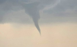 Ein Windrüssel ist über Altenbeken im Kreis Paderborn zu sehen. Ob das ein Tornado war, will der Deutsche Wetterdienst in den nächsten Tagen ermitteln. - Sebastian Hansen/Blaulichtrheinlandnrw/dpa Ein Windrüssel ist über Altenbeken im Kreis Paderborn zu sehen. Ob das ein Tornado war, will der Deutsche Wetterdienst in den nächsten Tagen ermitteln. - Sebastian Hansen/Blaulichtrheinlandnrw/dpa