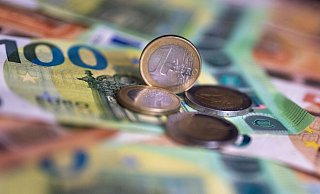 Während die Reichen in Hiddenhausen reicher werden, müssen die Armen mit immer weniger Geld auskommen. - Monika Skolimowska/dpa Während die Reichen in Hiddenhausen reicher werden, müssen die Armen mit immer weniger Geld auskommen. - Monika Skolimowska/dpa