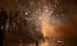 Bei Augenverletzungen durch Feuerwerk ist sofortige Hilfe nötig. Im Klinikum Bielefeld landeten sieben Verletzte in der Augenklinik. - Symbolfoto: Christoph Reichwein / dpa Bei Augenverletzungen durch Feuerwerk ist sofortige Hilfe nötig. Im Klinikum Bielefeld landeten sieben Verletzte in der Augenklinik. - Symbolfoto: Christoph Reichwein / dpa