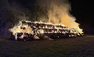 Rund 200 auf einem Acker gelagerte Strohballen brannten in der Nacht zu Dienstag nieder. - Feuerwehr Bad Oeynhausen Rund 200 auf einem Acker gelagerte Strohballen brannten in der Nacht zu Dienstag nieder. - Feuerwehr Bad Oeynhausen