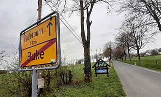 Kurz hinter dem Ortsschild Richtung B64 soll die neue Feuerwache in Buke errichtet werden. Der Rat Altenbeken hat beschlossen, dieses Projekt an ein Generalunternehmen zu vergeben. - Uwe Müller Kurz hinter dem Ortsschild Richtung B64 soll die neue Feuerwache in Buke errichtet werden. Der Rat Altenbeken hat beschlossen, dieses Projekt an ein Generalunternehmen zu vergeben. - Uwe Müller