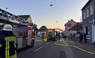 Die Feuerwehr rückte mit 64 Einsatzkräften an, um den Brand in dem Bielefelder Restaurant Antep Sofrasi zu löschen. - Paul Brinkmann Die Feuerwehr rückte mit 64 Einsatzkräften an, um den Brand in dem Bielefelder Restaurant Antep Sofrasi zu löschen. - Paul Brinkmann