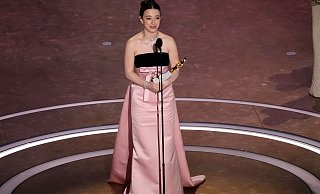 Mikey Madison nimmt den Preis für die beste Leistung einer Hauptdarstellerin für "Anora" während der Oscar-Verleihung im Dolby Theatre in Los Angeles entgegen. - Chris Pizzello/Invision/AP/dpa Mikey Madison nimmt den Preis für die beste Leistung einer Hauptdarstellerin für "Anora" während der Oscar-Verleihung im Dolby Theatre in Los Angeles entgegen. - Chris Pizzello/Invision/AP/dpa