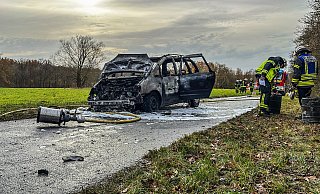 Das Auto brannte an der A2 bei Bielefeld komplett aus. - Paul Brinkmann Das Auto brannte an der A2 bei Bielefeld komplett aus. - Paul Brinkmann