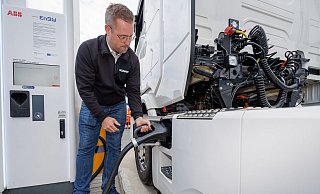 Henrik Stedt von Scania steht an einer Ladesäule des Typs Megawatt Charging System (MCS). Am Rasthof Lipperland Süd an der Autobahn A2 wird ein Megawatt-Ladepark für E-Lastkraftwagen eröffnet. Das Projekt wurde vom Fraunhofer Institut vorangetrieben und ermöglicht Lkw-Fahrern ihre Fahrzeuge mit 1,2 Megawatt Leistung während der normalen gesetzlichen Ruhezeiten zu laden. Der Ladevorgang dauert nur 30 bis 45 Minuten. Nach Angaben der Projektleitung ist es der erste öffentliche Mega-Ladepark für E-Lkw in Deutschland. Foto: Friso Gentsch/dpa +++ dpa-Bildfunk +++ - Friso Gentsch/dpa Henrik Stedt von Scania steht an einer Ladesäule des Typs Megawatt Charging System (MCS). Am Rasthof Lipperland Süd an der Autobahn A2 wird ein Megawatt-Ladepark für E-Lastkraftwagen eröffnet. Das Projekt wurde vom Fraunhofer Institut vorangetrieben und ermöglicht Lkw-Fahrern ihre Fahrzeuge mit 1,2 Megawatt Leistung während der normalen gesetzlichen Ruhezeiten zu laden. Der Ladevorgang dauert nur 30 bis 45 Minuten. Nach Angaben der Projektleitung ist es der erste öffentliche Mega-Ladepark für E-Lkw in Deutschland. Foto: Friso Gentsch/dpa +++ dpa-Bildfunk +++ - Friso Gentsch/dpa