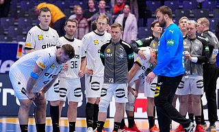 Oslo: Das deutsche Handball-Team steht nach dem verlorenen WM-Viertelfinale gegen Portugal enttäuscht in der Halle. - Soeren Stache/dpa Oslo: Das deutsche Handball-Team steht nach dem verlorenen WM-Viertelfinale gegen Portugal enttäuscht in der Halle. - Soeren Stache/dpa