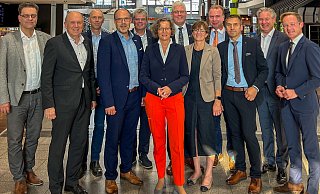 Über die Finanzsituation der Kommunen haben sich Markus Tempelmann (Kämmerer Stadt Paderborn), Landrat Christoph Rüther, Kreisdezernent Ingo Tiemann, Christian Carl (Bürgermeister Bad Wünnenberg), Uwe Gockel (Bürgermeister Borchen), Ministerin Ina Scharrenbach, Werner Peitz (Bürgermeister Delbrück), Ute Dülfer (Bürgermeisterin Lichtenau), Ulrich Lange (Bürgermeister Bad Lippspringe), Burkhard Schwuchow (Bürgermeister Büren), Michael Berens (Bürgermeister Hövelhof), Daniel Sieveke (Staatssekretär, v.l.) ausgetauscht. - Kreis Paderborn Über die Finanzsituation der Kommunen haben sich Markus Tempelmann (Kämmerer Stadt Paderborn), Landrat Christoph Rüther, Kreisdezernent Ingo Tiemann, Christian Carl (Bürgermeister Bad Wünnenberg), Uwe Gockel (Bürgermeister Borchen), Ministerin Ina Scharrenbach, Werner Peitz (Bürgermeister Delbrück), Ute Dülfer (Bürgermeisterin Lichtenau), Ulrich Lange (Bürgermeister Bad Lippspringe), Burkhard Schwuchow (Bürgermeister Büren), Michael Berens (Bürgermeister Hövelhof), Daniel Sieveke (Staatssekretär, v.l.) ausgetauscht. - Kreis Paderborn