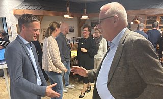 Es gibt Redebedarf in der Egge-CDU: Matthias Möllers (l.) bleibt zwar dank hauchdünner Mehrheit Bürgermeister, doch CDU-Urgestein Hermann Striewe fordert noch am Wahlabend Veränderungen in der Amtsführung beim Rathauschef. - Jens Reddeker Es gibt Redebedarf in der Egge-CDU: Matthias Möllers (l.) bleibt zwar dank hauchdünner Mehrheit Bürgermeister, doch CDU-Urgestein Hermann Striewe fordert noch am Wahlabend Veränderungen in der Amtsführung beim Rathauschef. - Jens Reddeker
