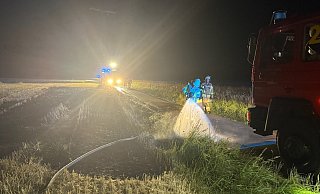 Mit viel Wasser hantierten die Feuerwehrleute in der Nacht zu Sonntag auf einem Stoppelfeld bei Ossendorf - mit Erfolg. - FFW Warburg Mit viel Wasser hantierten die Feuerwehrleute in der Nacht zu Sonntag auf einem Stoppelfeld bei Ossendorf - mit Erfolg. - FFW Warburg