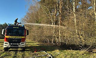 Die Feuerwehr Espelkamp wurde am Samstagnachmittag gegen 16 Uhr zu einem Brand in den Osterwald gerufen. Auch der Wasserwerfer wurde eingesetzt. - Feuerwehr Espelkamp Die Feuerwehr Espelkamp wurde am Samstagnachmittag gegen 16 Uhr zu einem Brand in den Osterwald gerufen. Auch der Wasserwerfer wurde eingesetzt. - Feuerwehr Espelkamp