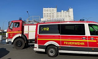 Feuerwehreinsatz in Minden: Am Montagmorgen rückten etliche Fahrzeuge in die Karlstraße aus, nachdem ein LKW Essigsäure verloren hatte. MT-Foto: - Janina Pietruschka Feuerwehreinsatz in Minden: Am Montagmorgen rückten etliche Fahrzeuge in die Karlstraße aus, nachdem ein LKW Essigsäure verloren hatte. MT-Foto: - Janina Pietruschka