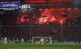 Bielefelds Fans zünden beim DFB-Pokalspiel gegen Werder Bremen Feuerwerk auf der Tribüne. - Friso Gentsch/dpa Bielefelds Fans zünden beim DFB-Pokalspiel gegen Werder Bremen Feuerwerk auf der Tribüne. - Friso Gentsch/dpa