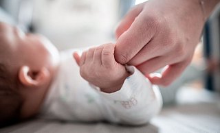 Ein Sehnsuchtsmoment für viele ungewollt Kinderlose – das eigene Kind im Arm zu halten und für es da sein zu können. - Fabian Strauch/dpa Ein Sehnsuchtsmoment für viele ungewollt Kinderlose – das eigene Kind im Arm zu halten und für es da sein zu können. - Fabian Strauch/dpa