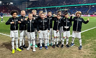 Einmal auf der Alm in der Schüco-Arena stehen: Für diese Kinder ist der Traum als Einlaufkind beim Halbfinale im DFB-Pokal wahr geworden. - Arminia Bielefeld Einmal auf der Alm in der Schüco-Arena stehen: Für diese Kinder ist der Traum als Einlaufkind beim Halbfinale im DFB-Pokal wahr geworden. - Arminia Bielefeld