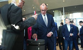 Friedrich Merz, CDU/CSU Fraktionsvorsitzender und CDU-Bundesvorsitzender, stimmt am 18. März über den ersten Entschließungsantrag ab. - Michael Kappeler/dpa Pool/dpa Friedrich Merz, CDU/CSU Fraktionsvorsitzender und CDU-Bundesvorsitzender, stimmt am 18. März über den ersten Entschließungsantrag ab. - Michael Kappeler/dpa Pool/dpa