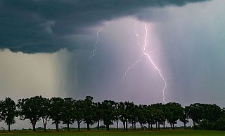 In Ostwestfalen-Lippe gab es gebietsweise kräftige Gewitter. - Patrick Pleul/dpa In Ostwestfalen-Lippe gab es gebietsweise kräftige Gewitter. - Patrick Pleul/dpa