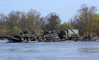 Eine Schwimmschnellbrücke vom Typ "Amphibie M3" des Pionierbrückenbataillons 130 aus Minden bei der Übung "Wettiner Schwert 2024". - Klaus-Dietmar Gabbert/dpa Eine Schwimmschnellbrücke vom Typ "Amphibie M3" des Pionierbrückenbataillons 130 aus Minden bei der Übung "Wettiner Schwert 2024". - Klaus-Dietmar Gabbert/dpa