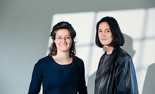 Die Fotografin Nora Klein (l.) und die Autorin Sonja Hartwig haben für ihr Buchprojekt über acht Jahre hinweg Menschen begleitet, die nicht mehr lange leben werden. - Nora Klein Die Fotografin Nora Klein (l.) und die Autorin Sonja Hartwig haben für ihr Buchprojekt über acht Jahre hinweg Menschen begleitet, die nicht mehr lange leben werden. - Nora Klein