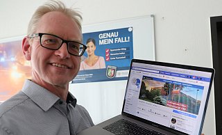 Polizeisprecher Jörg Niggemann zeigt die Facebook-Seite der Kreispolizei in Höxter. - Simone Flörke Polizeisprecher Jörg Niggemann zeigt die Facebook-Seite der Kreispolizei in Höxter. - Simone Flörke