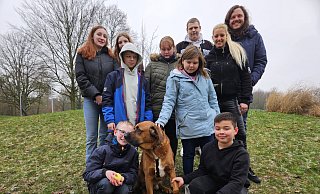 Alle freuen sich über Schulhund Oswald. Der tröstet, kuschelt und ist für die Schülerinnen und Schüler da. - Alexandra Stratmeier Alle freuen sich über Schulhund Oswald. Der tröstet, kuschelt und ist für die Schülerinnen und Schüler da. - Alexandra Stratmeier