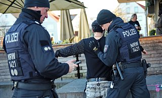 Polizeibeamte kontrollieren anlasslos Besucher des Kesselbrinks. Das dürfen sie nach dem Landespolizeigesetz nur an "gefährlichen Orten". - BARBARA FRANKE Polizeibeamte kontrollieren anlasslos Besucher des Kesselbrinks. Das dürfen sie nach dem Landespolizeigesetz nur an "gefährlichen Orten". - BARBARA FRANKE