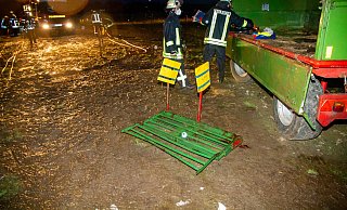 Einsatz bei Starkregen: Ein Mann stürzte bei Arbeiten von einem Anhänger und fiel in eine Frontladergabel. Foto: Michael Horst/Feuerwehr Porta - Feuerwehr Porta/Michael Horst Einsatz bei Starkregen: Ein Mann stürzte bei Arbeiten von einem Anhänger und fiel in eine Frontladergabel. Foto: Michael Horst/Feuerwehr Porta - Feuerwehr Porta/Michael Horst