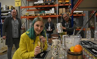 Lara Wenzel, Assistentin des Künstlers, probiert einen Schluck des "Paderborner Dry Hasen Gin". Mike Wolters (v.l.), Vertriebsleiter der "WeiLa" Manufaktur, Frederik Driller, Geschäftsführer von "Getränke Driller", und Künstler Herman Reichold freuen sich darüber, diesen in immer mehr Ladenregalen zu sehen. - Julia Stratmann Lara Wenzel, Assistentin des Künstlers, probiert einen Schluck des "Paderborner Dry Hasen Gin". Mike Wolters (v.l.), Vertriebsleiter der "WeiLa" Manufaktur, Frederik Driller, Geschäftsführer von "Getränke Driller", und Künstler Herman Reichold freuen sich darüber, diesen in immer mehr Ladenregalen zu sehen. - Julia Stratmann