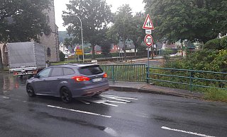 Seit vergangener Woche wird der aus Paderborn kommende Bundesstraßenverkehr ersatzweise durch Herste vorbei am Kindergarten geführt. - Burkhard Battran Seit vergangener Woche wird der aus Paderborn kommende Bundesstraßenverkehr ersatzweise durch Herste vorbei am Kindergarten geführt. - Burkhard Battran