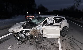 Der Nissan wurde völlig zerstört und war nicht mehr fahrbereit. - Polizei Der Nissan wurde völlig zerstört und war nicht mehr fahrbereit. - Polizei