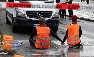 Zwei Klimaaktivisten während einer Protestaktion der Gruppe "Letzte Generation" in München. - Peter Kneffel/dpa Zwei Klimaaktivisten während einer Protestaktion der Gruppe "Letzte Generation" in München. - Peter Kneffel/dpa