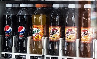 Ungerührt reichte der 37-Jährige die Erfrischungsgetränke des Kiosks an die Wartenden. - Symbolfoto: pixabay / Creative Commons Ungerührt reichte der 37-Jährige die Erfrischungsgetränke des Kiosks an die Wartenden. - Symbolfoto: pixabay / Creative Commons