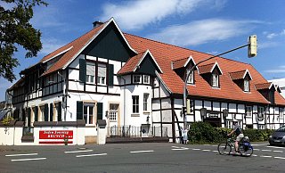 Bekannte Adresse: Das Deutsche Haus zählt zu den ältesten und bekanntesten Gebäuden in Marienfeld. Seit Sommer des vergangenen Jahres stand das ehemalige Hotel und Restaurant leer. - Robert Becker Bekannte Adresse: Das Deutsche Haus zählt zu den ältesten und bekanntesten Gebäuden in Marienfeld. Seit Sommer des vergangenen Jahres stand das ehemalige Hotel und Restaurant leer. - Robert Becker