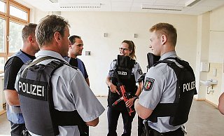 Besprechung: Neben praktischen Einsatztaktiken, die geheim sind, werden auch ethische Fragestellungen berücksichtigt. - Mareike Gröneweg Besprechung: Neben praktischen Einsatztaktiken, die geheim sind, werden auch ethische Fragestellungen berücksichtigt. - Mareike Gröneweg