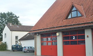 Im Fokus: Das am Bürener Kapellenberg befindliche Feuerwehrgerätehaus. Links das Asylbewerberwohnheim, das einer Erweiterung des Gerätehauses weichen soll. - Dietmar Gröbing Im Fokus: Das am Bürener Kapellenberg befindliche Feuerwehrgerätehaus. Links das Asylbewerberwohnheim, das einer Erweiterung des Gerätehauses weichen soll. - Dietmar Gröbing