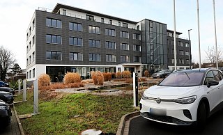 Die bisherige Archimedes-Firmenzentrale ist technisch auf dem neuesten Stand. Es gibt eine ganze Reihe von Ladesäulen für E-Autos. Vor dem Einzug der Sparkasse ab August muss nur in geringem Umfang renoviert werden. In dem Bürogebäude selbst wird es keine Anlaufstelle für Privatkunden geben. - Frank-Michael Kiel-Steinkamp Die bisherige Archimedes-Firmenzentrale ist technisch auf dem neuesten Stand. Es gibt eine ganze Reihe von Ladesäulen für E-Autos. Vor dem Einzug der Sparkasse ab August muss nur in geringem Umfang renoviert werden. In dem Bürogebäude selbst wird es keine Anlaufstelle für Privatkunden geben. - Frank-Michael Kiel-Steinkamp