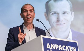 Hamburgs CDU-Landesvorsitzender Dennis Thering ruft seine Partei zur Geschlossenheit auf. - Christian Charisius/dpa Hamburgs CDU-Landesvorsitzender Dennis Thering ruft seine Partei zur Geschlossenheit auf. - Christian Charisius/dpa