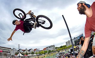 Abgehoben: Zum "City Jam" kommen regelmäßig Tausende. Am Sonntag sind die BMX-Fahrer ebenfalls wieder unterwegs. - Barbara Franke Abgehoben: Zum "City Jam" kommen regelmäßig Tausende. Am Sonntag sind die BMX-Fahrer ebenfalls wieder unterwegs. - Barbara Franke