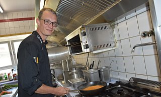 Sebastian Krause ist ein heimatverbundener Koch. Im Hotel-Restaurant Rehkitz setzt er auf regionale Produkte. - Birgit Nolte Sebastian Krause ist ein heimatverbundener Koch. Im Hotel-Restaurant Rehkitz setzt er auf regionale Produkte. - Birgit Nolte
