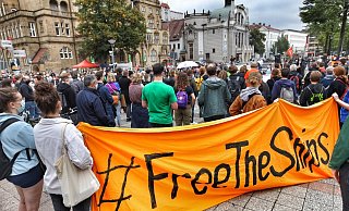 Die Demo vor dem Rathaus. - Sarah Jonek Die Demo vor dem Rathaus. - Sarah Jonek
