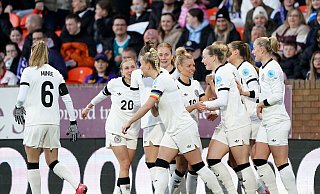 Jubel über vier Tore: die DFB-Frauen in Schottland - Andrew Milligan/PA Wire/dpa Jubel über vier Tore: die DFB-Frauen in Schottland - Andrew Milligan/PA Wire/dpa