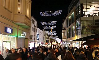 Auch das regnerische Wetter hielt die Menschen nicht davon ab, am Samstagabend Weihnachtsgeschenke zu kaufen. - Moritz Jülich Auch das regnerische Wetter hielt die Menschen nicht davon ab, am Samstagabend Weihnachtsgeschenke zu kaufen. - Moritz Jülich