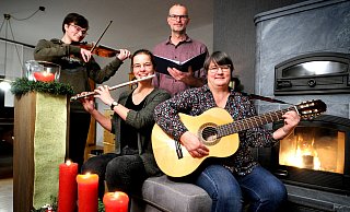 Stimmungsvoll: An den Adventswochenenden und zu Weihnachten musiziert Familie Heil regelmäßig miteinander. Hier haben sich (v.l.) die Geschwister Marie und Clara sowie Hubertus und Ulrike Heil im Wohnzimmer am Ofen zusammengefunden. - Andreas Frücht Stimmungsvoll: An den Adventswochenenden und zu Weihnachten musiziert Familie Heil regelmäßig miteinander. Hier haben sich (v.l.) die Geschwister Marie und Clara sowie Hubertus und Ulrike Heil im Wohnzimmer am Ofen zusammengefunden. - Andreas Frücht