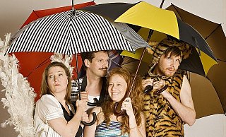 Nicole Paul, Thomas Wehling, Hannah von Peinen, die Sally spielt, und Johannes Lehmann (Harry, v.l.) bringen den Film auf die Bühne. - FOTO: PHILIPP OTTENDÖRFER Nicole Paul, Thomas Wehling, Hannah von Peinen, die Sally spielt, und Johannes Lehmann (Harry, v.l.) bringen den Film auf die Bühne. - FOTO: PHILIPP OTTENDÖRFER